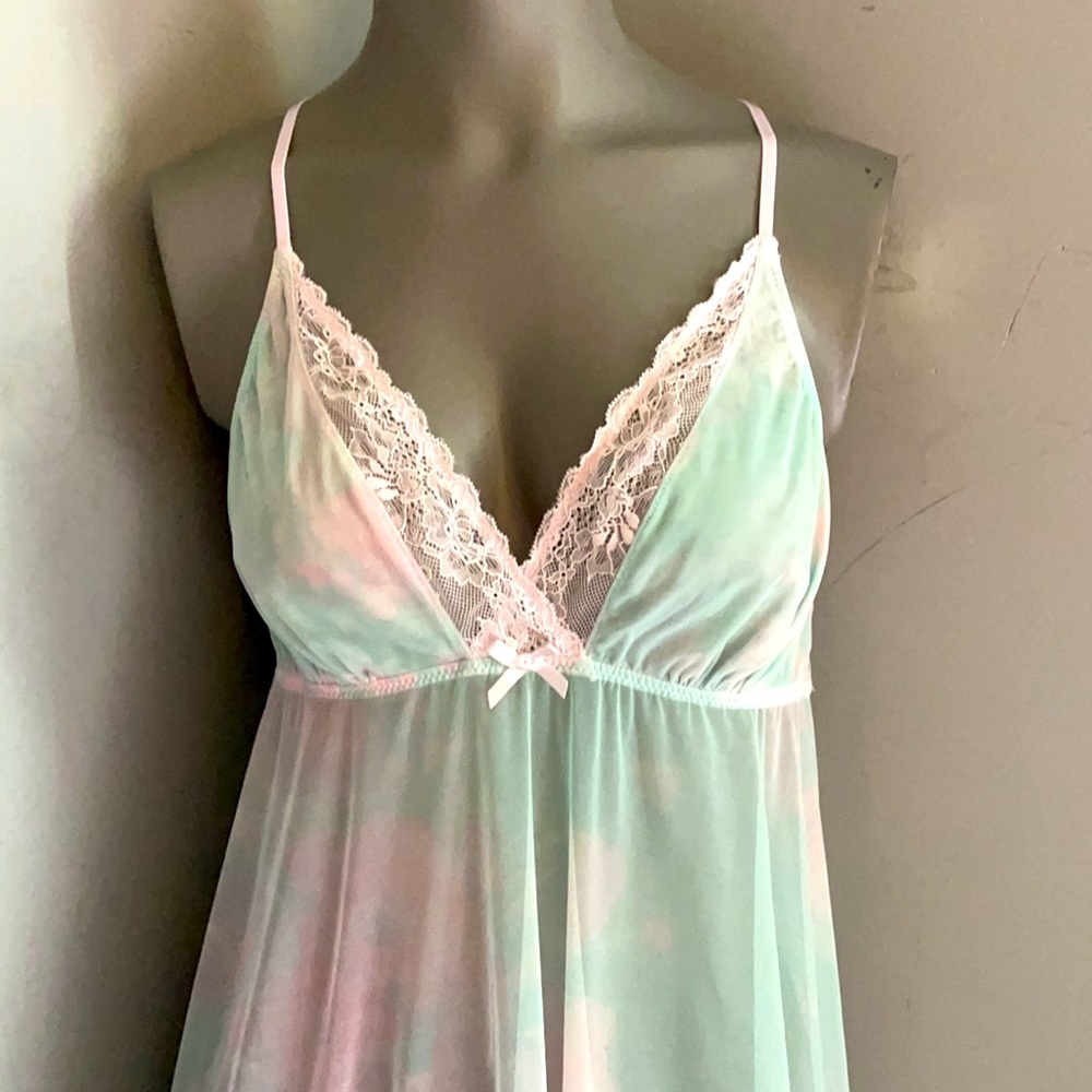 Gorgeous NWOT La Vie En Rose Sheer Lace Trim Chemise Sz M